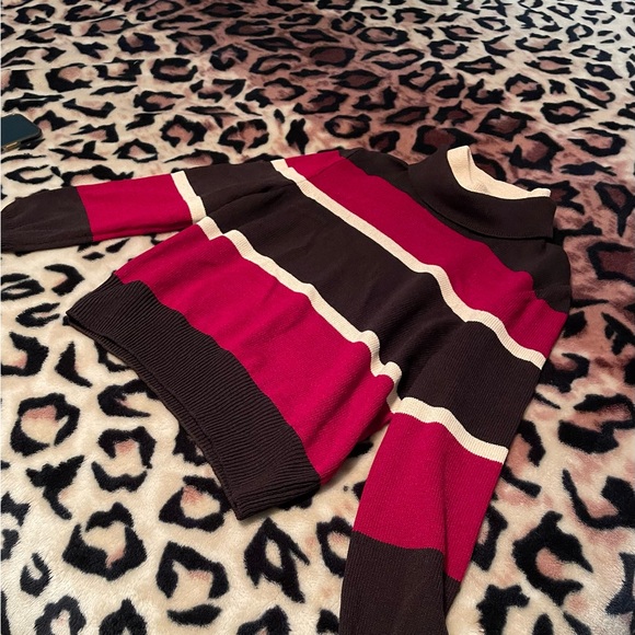 St. John turtle neck - Picture 4 of 5